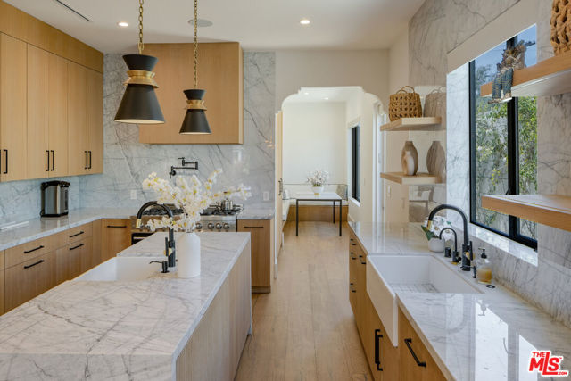 521 N Formosa Avenue, Los Angeles CA: https://media.crmls.org/mediaz/341b361a-da1e-4444-b0ea-d0aab452940c.jpg