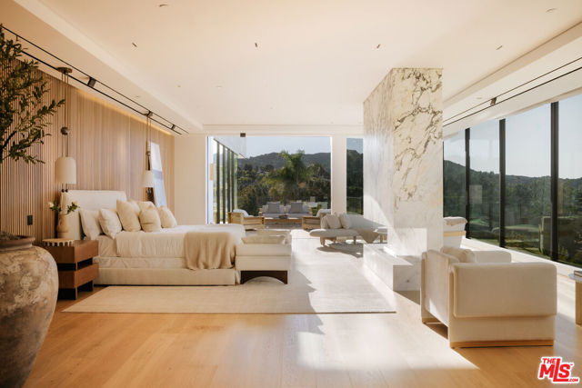 16187 Royal Oak Road, Encino CA: https://media.crmls.org/mediaz/341cd696-7064-43ad-bcef-8c293898e3ff.jpg