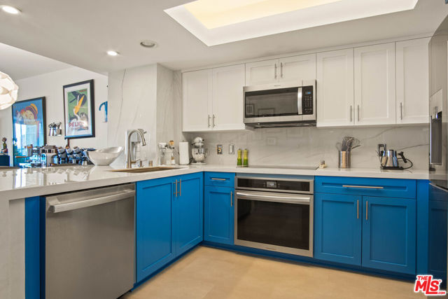 13700 Marina Pointe Drive, Marina del Rey CA: https://media.crmls.org/mediaz/341d7265-4bc1-4345-b56d-1b1a865c65c1.jpg