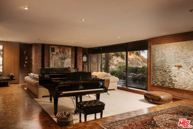 5 Bed Home for Sale in Los Angeles, California