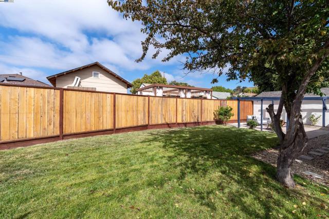 10906 Reposo Dr, Oakland CA: https://media.crmls.org/mediaz/341dc3e6-41dc-4d59-a99b-1861171e3da0.jpg