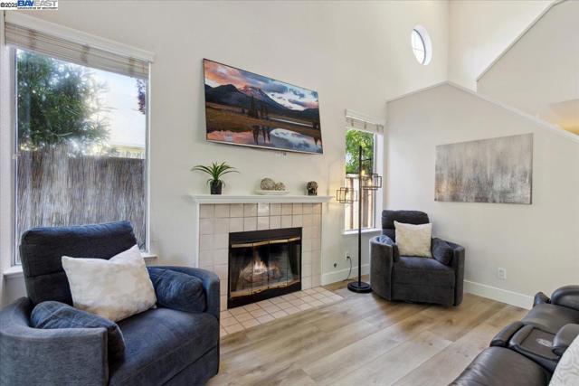2211 Oakland Ave, Pleasanton CA: https://media.crmls.org/mediaz/341dc3eb-cbdd-49f6-92a4-bbf2ba3f7a14.jpg