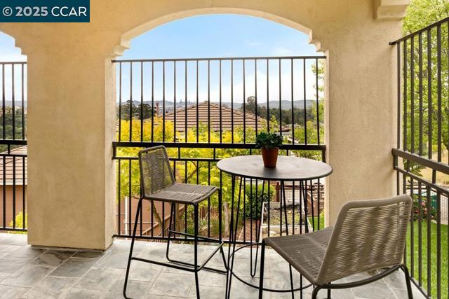 6585 Swainland Rd, Oakland CA: https://media.crmls.org/mediaz/341de982-17aa-4e5d-b2ab-3ca3f134b040.jpg