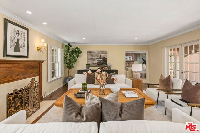 1376 San Ysidro Drive, Beverly Hills CA: https://media.crmls.org/mediaz/341def57-0762-4318-84ad-8fb99de32297.jpg