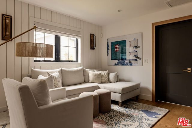 4447 Farmdale Avenue, Studio City CA: https://media.crmls.org/mediaz/341e85c3-1034-4d5b-90ad-7f2eb356dd3c.jpg