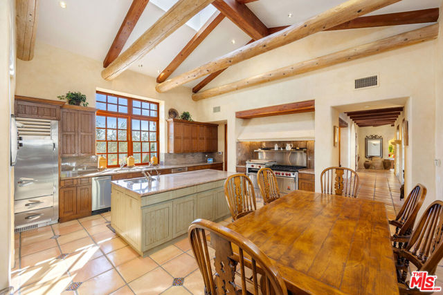 25127 Jim Bridger Road, Hidden Hills CA: https://media.crmls.org/mediaz/3420a023-ce4e-4032-9406-5a9bd62877b4.jpg