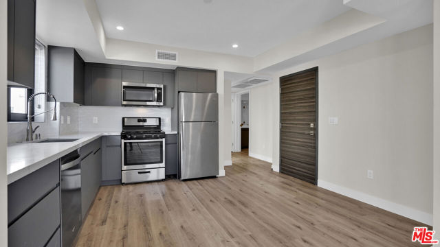 846 S Mariposa Avenue, Los Angeles CA: https://media.crmls.org/mediaz/3421e49d-61e4-4137-a3eb-7c558147ebe2.jpg