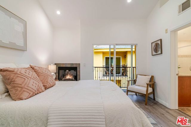 5521 Kester Avenue, Sherman Oaks CA: https://media.crmls.org/mediaz/34222243-912d-4f89-ba5f-61c04c9459c3.jpg