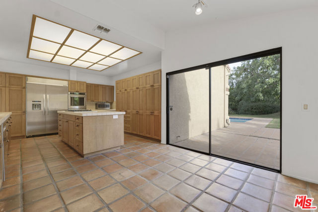 3516 Malibu Country Drive, Malibu CA: https://media.crmls.org/mediaz/3422d77d-7e97-430e-8d05-655d0df97266.jpg