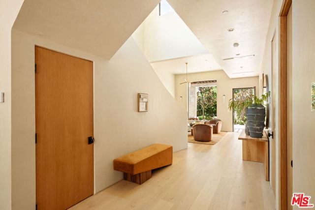636 N Laurel Avenue, Los Angeles CA: https://media.crmls.org/mediaz/34231021-74be-4c16-be06-7c340984641c.jpg