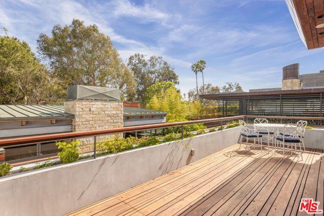 345 W Channel Road, Santa Monica CA: https://media.crmls.org/mediaz/34231800-0601-4995-8df0-11fcb990c405.jpg