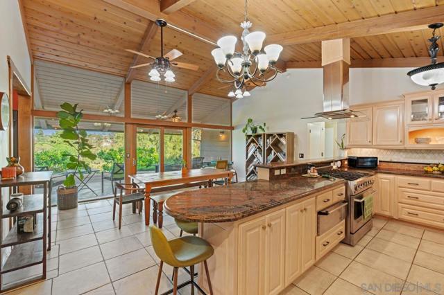 9835 Edgelake Dr, La Mesa CA: https://media.crmls.org/mediaz/34232c78-d9a9-4305-9724-a129901c6a17.jpg