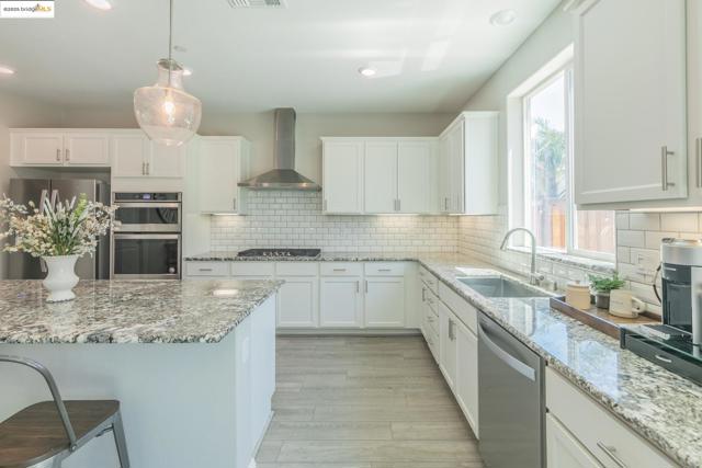 144 Scott Creek Way, Brentwood CA: https://media.crmls.org/mediaz/34239fe8-5143-4b34-a5c9-890c6dcb4ba0.jpg