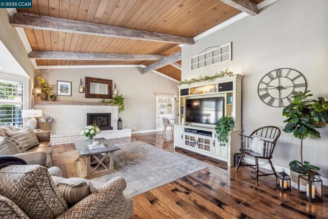 700 Golf Club Way, Pleasant Hill CA: https://media.crmls.org/mediaz/3423a352-2311-42b6-99fc-49669a3c7b8a.jpg