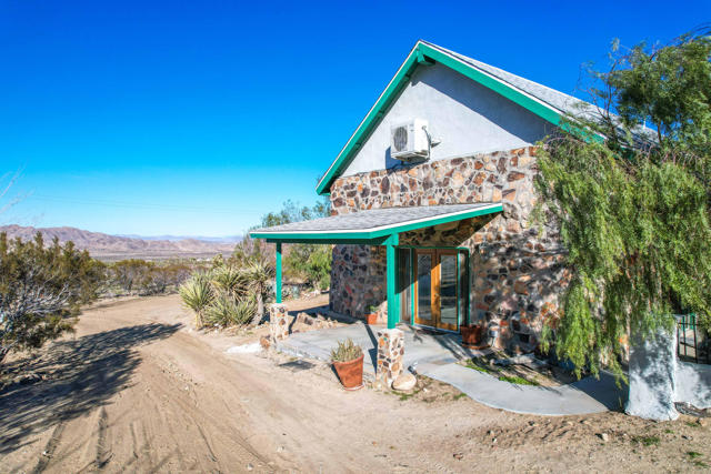 59800 Onaga Trail, Joshua Tree CA: https://media.crmls.org/mediaz/342451cd-e26b-4576-9885-b59d7ef5b13d.jpg