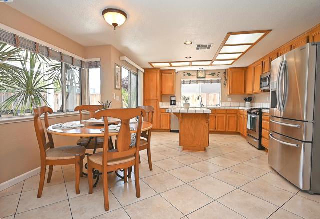 4525 Wolverine Way, Antioch CA: https://media.crmls.org/mediaz/34259eb0-5265-4089-b4ec-2c41cee4d587.jpg