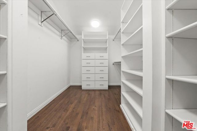 10411 Windtree Drive, Bel Air CA: https://media.crmls.org/mediaz/3425d038-11a5-43da-98d2-be298cc56152.jpg
