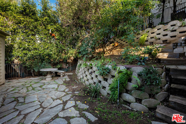 4350 Hillview Drive, Malibu CA: https://media.crmls.org/mediaz/3426b245-6f65-48cb-b94c-621ab5e8839b.jpg