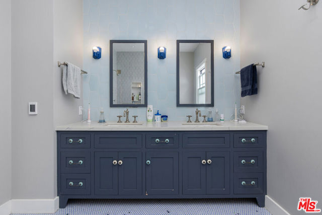 106 Dudley Avenue, Venice CA: https://media.crmls.org/mediaz/34281f66-f975-4d7c-b73c-7ad815ed34a7.jpg