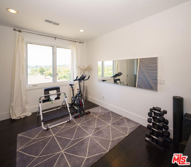 9515 Kirkside Road, Los Angeles CA: https://media.crmls.org/mediaz/3428658c-533d-4388-a776-f74088dceea8.jpg