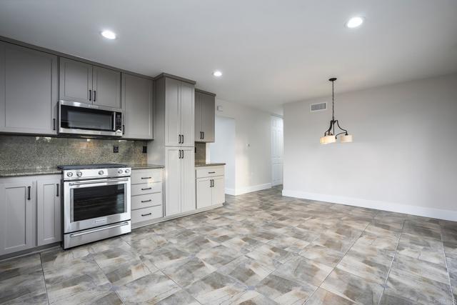 8973 CARLEY CIR, San Diego CA: https://media.crmls.org/mediaz/34288296-1b11-4d31-9fdd-02c68e2731a6.jpg