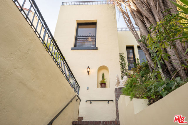 6655 Emmet Terrace, Los Angeles CA: https://media.crmls.org/mediaz/3428b70c-207a-4458-8b7d-b9cdb95efa01.jpg