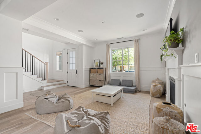 Image 8 of 39 For 11813 Woodbine Avenue