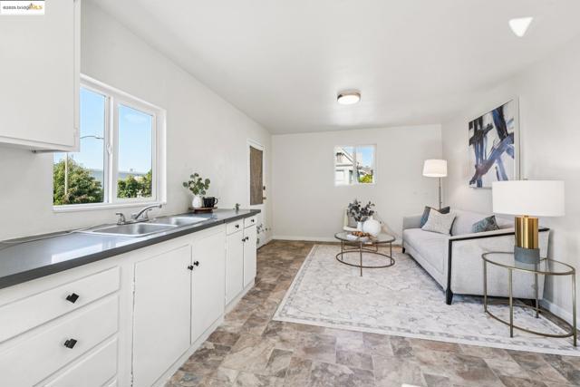 1549 5Th Ave, Oakland CA: https://media.crmls.org/mediaz/342ae437-2414-427a-8d8b-faa21fb79704.jpg