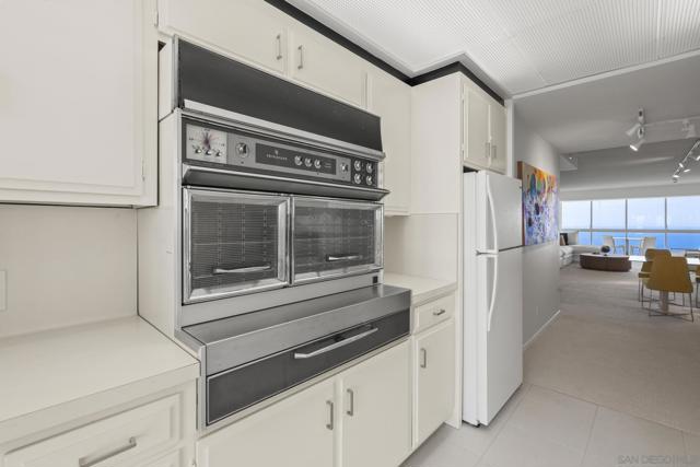 939 Coast Blvd, La Jolla CA: https://media.crmls.org/mediaz/342aff45-677e-4dd4-816f-6c8f7438afde.jpg