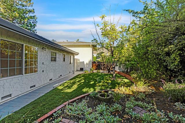 22562 Alcalde Road, Cupertino CA: https://media.crmls.org/mediaz/342b8669-7b89-4afc-9ea4-e59955b09352.jpg