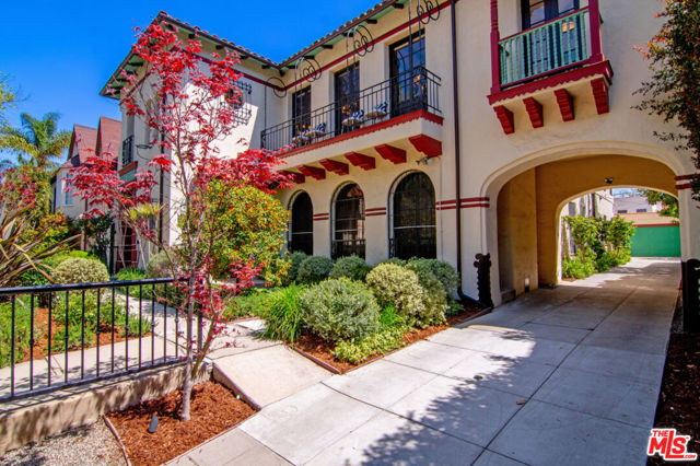 336 N Orange Drive, Los Angeles CA: https://media.crmls.org/mediaz/342ba397-8f65-44fc-b022-128cc4341888.jpg
