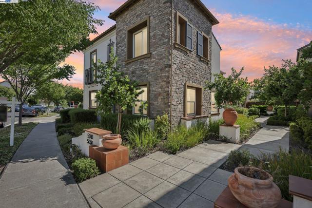 5010 Barrenstar Way, San Ramon CA: https://media.crmls.org/mediaz/342d03d8-e207-4646-8830-43f9c1071a0f.jpg