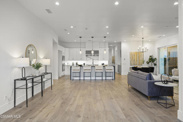 339 Toyon Court, Thousand Oaks CA: https://media.crmls.org/mediaz/342d87fa-1882-461e-a9d7-31b01c222077.jpg