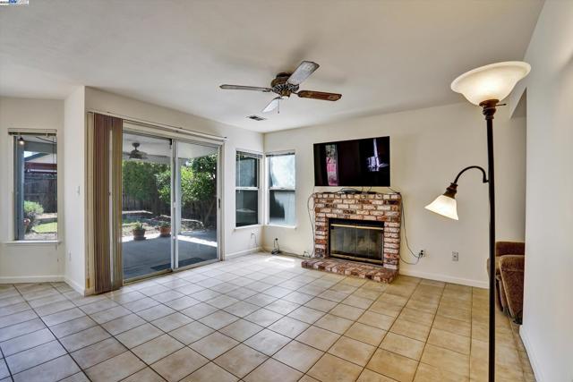 1400 Tennis Ln, Tracy CA: https://media.crmls.org/mediaz/342e5ecd-1038-4334-89f7-05ba10f7c9c8.jpg