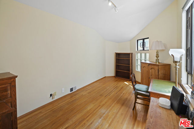28828 Selfridge Dr, Malibu CA: https://media.crmls.org/mediaz/342e7f23-10f8-410b-9bf6-250a2ec9e3b7.jpg