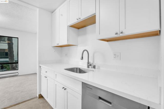 7 Commodore Dr, Emeryville CA: https://media.crmls.org/mediaz/342f675d-56d0-48ca-8818-f3fed8c63a6c.jpg