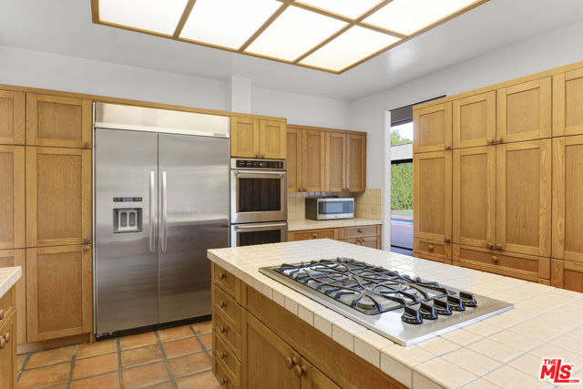3516 Malibu Country Drive, Malibu CA: https://media.crmls.org/mediaz/3430d9bd-2262-4165-9da6-95cc6a44b8a9.jpg