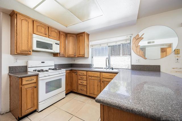 10129 E Glendon Cir, Santee CA: https://media.crmls.org/mediaz/3431024b-a4e4-40c2-8eb4-5bb53caf1e5a.jpg
