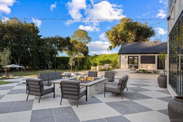 16770 Via De Los Rosales, Rancho Santa Fe CA: https://media.crmls.org/mediaz/343132b9-2004-4903-86bc-954844e10115.jpg