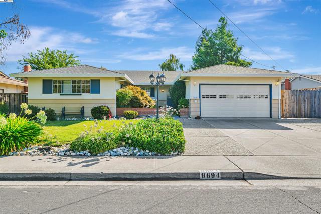 9694 Ashby way, San Ramon CA: https://media.crmls.org/mediaz/343148bd-d6b2-4578-8e0c-bcb6186e5569.jpg