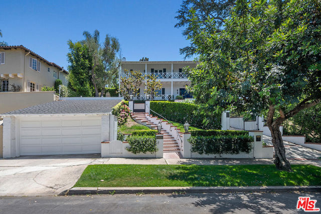 10428 Wyton Drive, Los Angeles CA: https://media.crmls.org/mediaz/343293f4-f584-41de-aba1-0d604cf8aabc.jpg