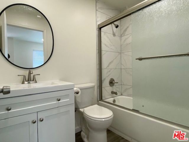 4832 Rosewood Avenue, Los Angeles CA: https://media.crmls.org/mediaz/3432d01e-a0be-40d8-ac6c-60a07fc8452a.jpg