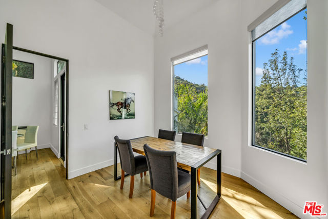 3026 PASSMORE Drive, Los Angeles CA: https://media.crmls.org/mediaz/34336899-9ef1-4059-83f6-c37b420593f7.jpg