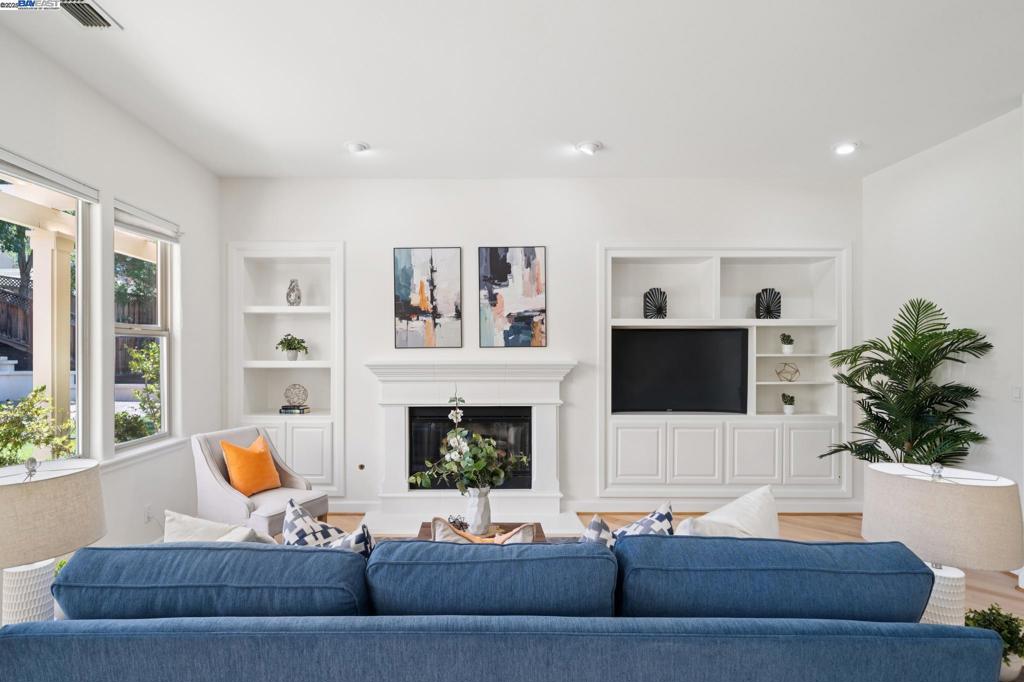 https://media.crmls.org/mediaz/3433fb02-bd70-4e4d-9b09-bce9bc0eccf3.jpg?preset=X-Large