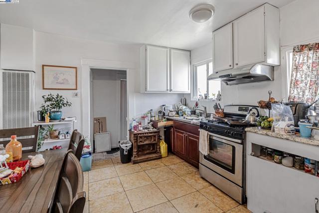 1273 98th Ave, Oakland CA: https://media.crmls.org/mediaz/34348a90-6ac1-4fbf-b7a5-d979b848dd7f.jpg