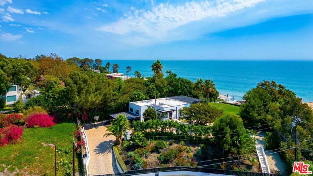 27120 Sea Vista Drive, Malibu CA: https://media.crmls.org/mediaz/34350bdf-47d1-4e5f-9f43-5bb7774705b0.jpg