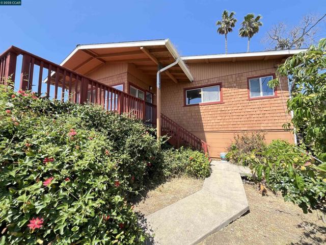 7618 Sunkist Dr, Oakland CA: https://media.crmls.org/mediaz/34353469-2da1-4b64-99e9-2dc9342c4874.jpg