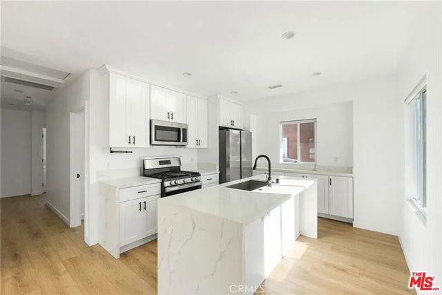 935 E Fairview Boulevard, Inglewood CA: https://media.crmls.org/mediaz/34370b9e-70e3-4633-a797-b1df7a572e32.jpg