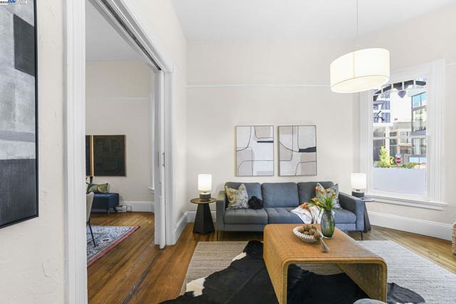 2349 Waverly St, Oakland CA: https://media.crmls.org/mediaz/3437c387-e237-4c87-b3b4-900bdbf671cb.jpg