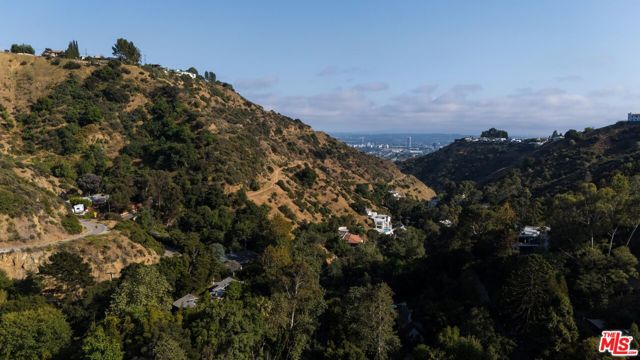 2506 Zorada Drive, Los Angeles CA: https://media.crmls.org/mediaz/3438e7dd-70c5-4230-93e0-b7833e968bf1.jpg